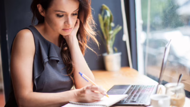 Eine Frau Arbeitet In Einem Café Am Laptop