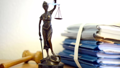 Unterlagen Liegen Neben Einer Nachbildung Der Justitia