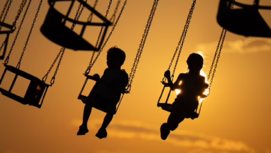 Zwei Kinder In Einem Kettenkarussell