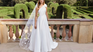 Minimalistisches Kleid Mit Schleppe Mit 3d Blüten