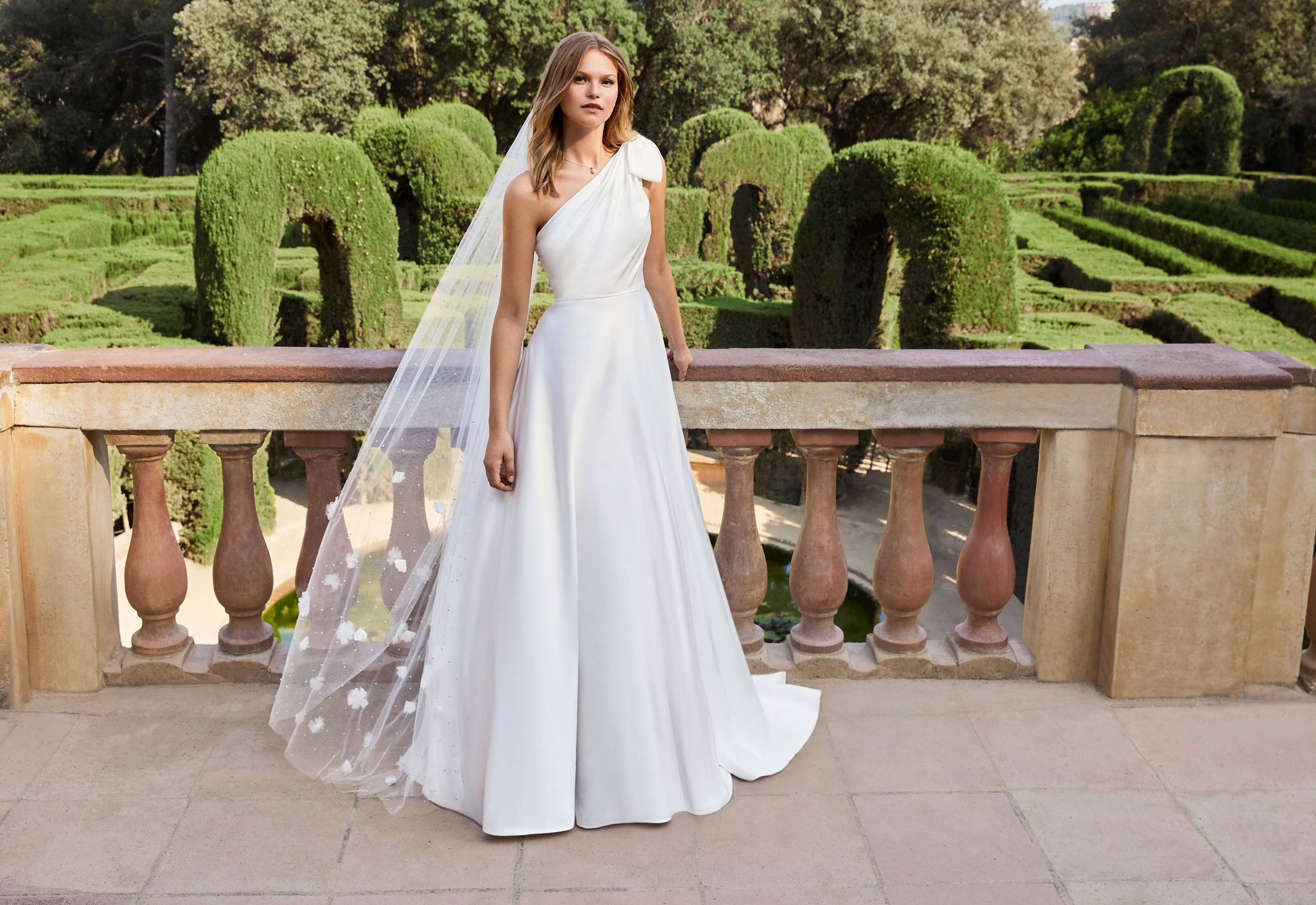 Minimalistisches Kleid Mit Schleppe Mit 3d Blüten