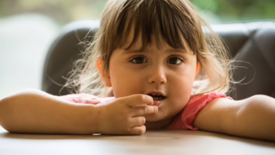 Ein Kind Führt Die Hand Zum Mund