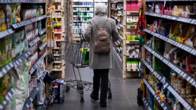 Eine Frau Geht Mit Einkaufswagen Durch Einen Supermarkt