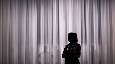 Eine Servicemitarbeiterin Steht Vor Einem Hellen Vorhang