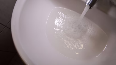 Wasser Staut Sich Im Abfluss Eines Waschbeckens