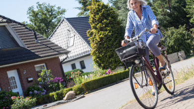 Seniorin Fährt Fahrrad