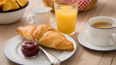 Ein Croissant Ist Auf Einem Frühstückstisch Zu Sehen