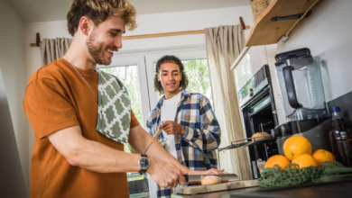 Junge Männer Beim Kochen