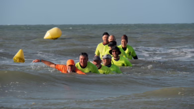 Gruppe Beim Meerwasserwandern In Dünkirchen
