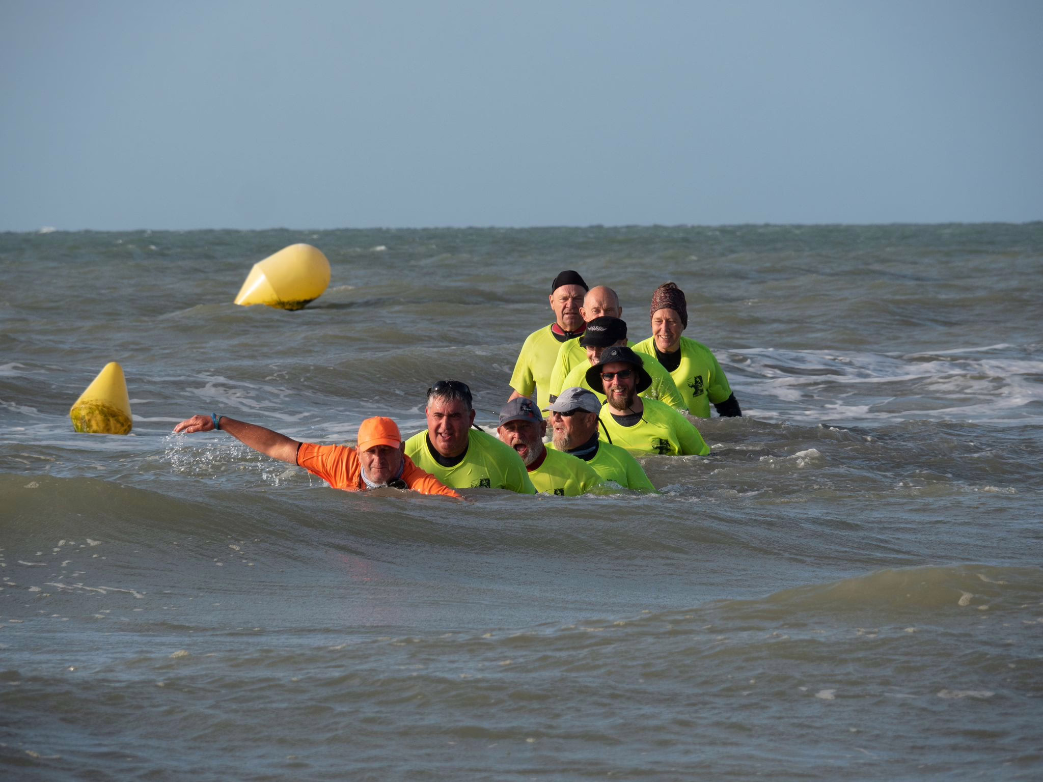 Gruppe Beim Meerwasserwandern In Dünkirchen