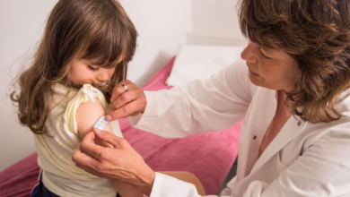 Mädchen Bekommt Beim Kinderarzt Ein Pflaster Auf Den Arm