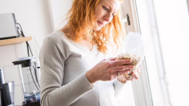 Frau Prüft Die Haltbarkeit Von Lebensmitteln