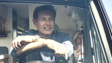 Ein Mann In Einem Wohnmobil