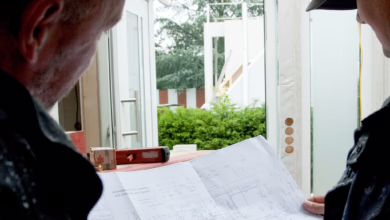 Bauleiter Und Monteur Besprechen Bauplan