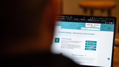 Person Schaut Auf Die Webseite Des Beitragsservice