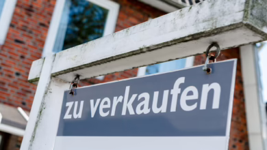 Ein Schild Mit Der Aufschrift "zu Verkaufen" Steht Vor Einem Haus