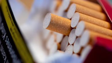 Eine Geöffnete Zigarettenpackung Liegt Auf Einem Tisch