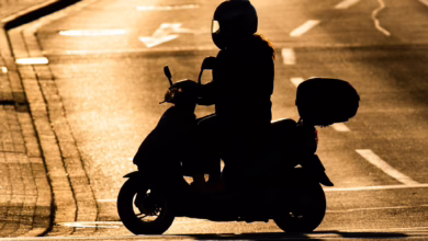 Motorroller Im Gegenlicht