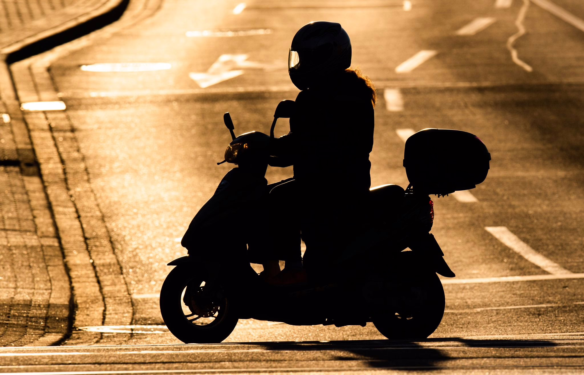 Motorroller Im Gegenlicht