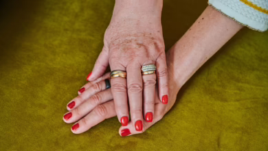 Mutter Legt Ihre Hand Auf Die Ihrer Tochter
