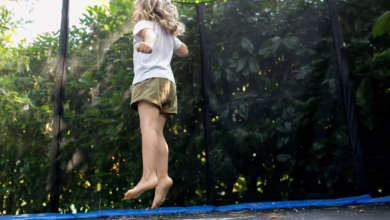 Ein Kind Auf Einem Trampolin