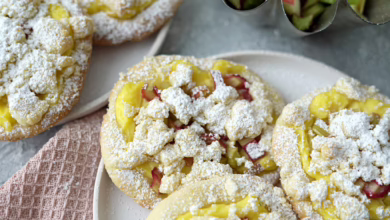 Pudding Rhabarber Streuselschnecken Auf Einem Teller