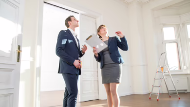 Maklerin Und Kunde Besichtigen Eine Immobilie