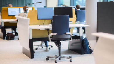 Ein Schreibtisch Steht In Einem Großraumbüro