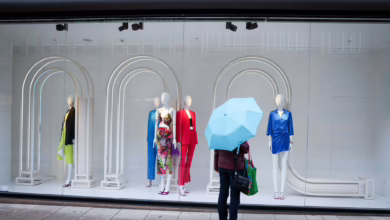 Passantin Steht Vor Einem Schaufenster