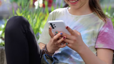 Ein Mädchen Mit Smartphone