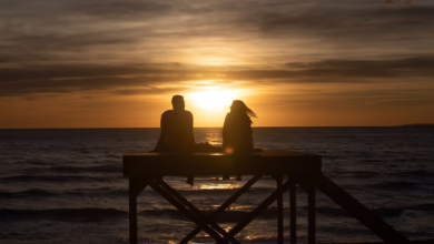 Paar Sitzt Bei Sonnenuntergang Am Strand Von Arenal