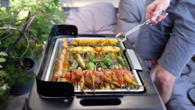 Ein Mann Grillt Mit Einem Elektrogrill Auf Einem Balkon