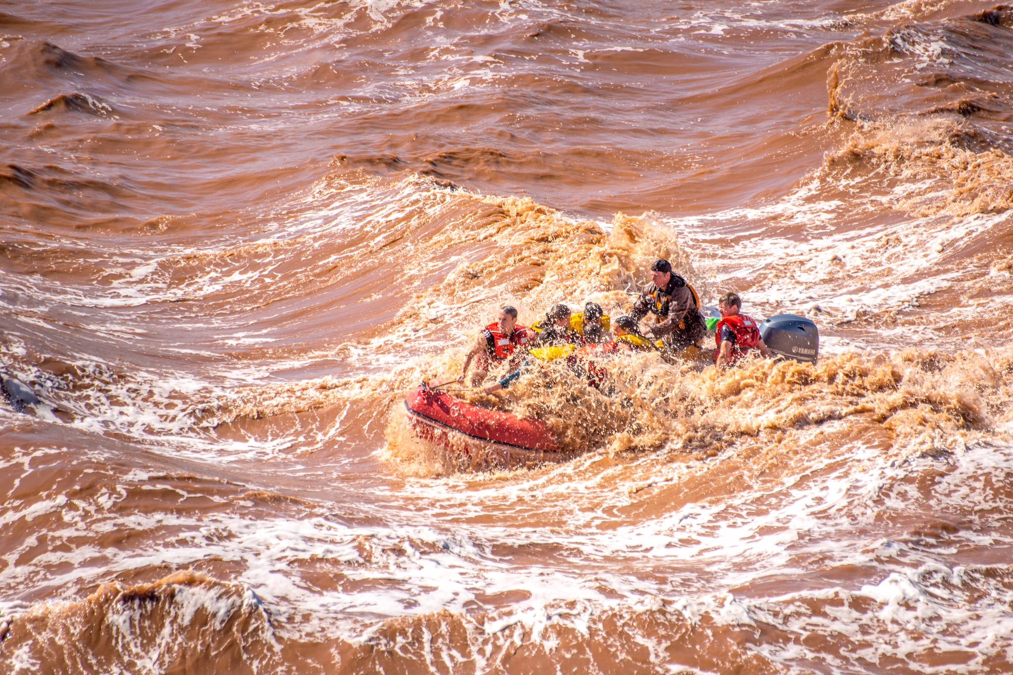 Touristen Beim «tidal Bore Rafting»