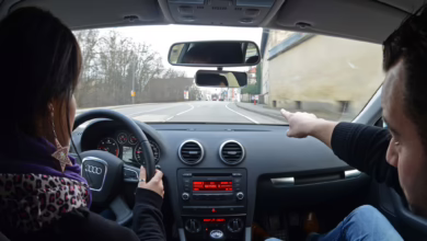 Eine Fahrschülerin Sitzt In Einem Auto