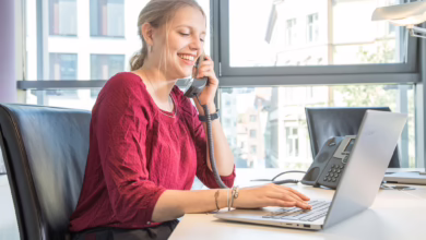 Eine Frau Telefoniert Und Arbeitet Am Laptop Im Büro