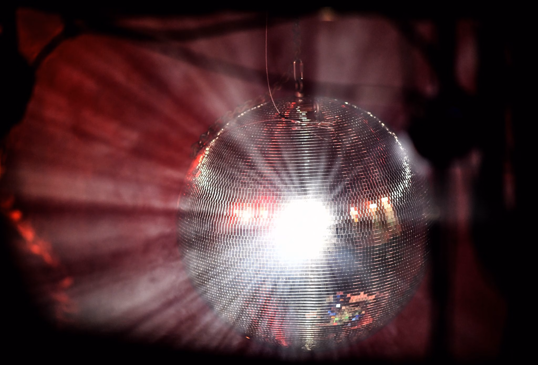 Eine Discokugel Dreht Sich
