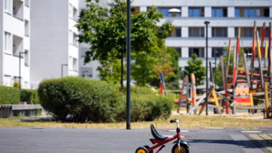 Ein Dreirad Für Kleine Kinder Steht Auf Einem Innenhof