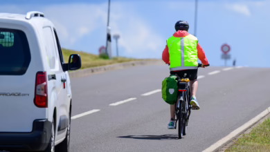 Ein Auto Setzt Zum Überholvorgang An