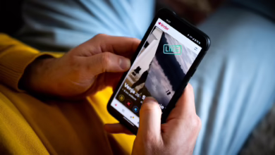 Die Dating App Tinder Auf Dem Display Eines Smartphones