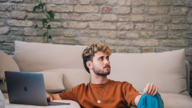 Ein Mann Sitzt Am Pc