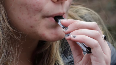 Eine Gymnasiastin Verwendet Ein Vaping Gerät