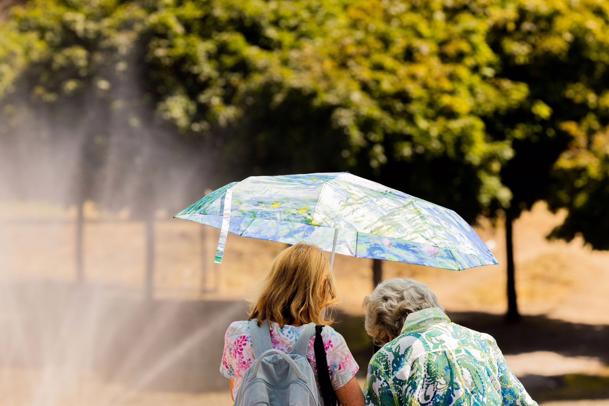 Zwei Frauen Mit Sonnenschirm