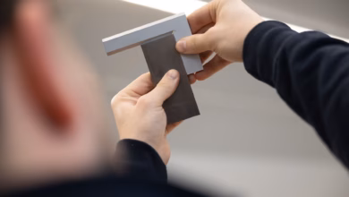 Ein Auszubildender Bearbeitet Ein Metallstück