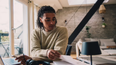 Ein Mann Arbeitet Am Laptop