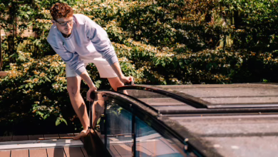 Ein Junger Mann Deckt Einen Pool Ab