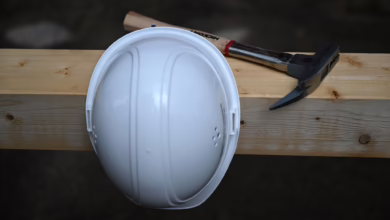 Bauhelm Und Zimmermannshammer Auf Einer Baustelle