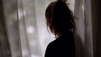 Eine Frau Steht Am Fenster