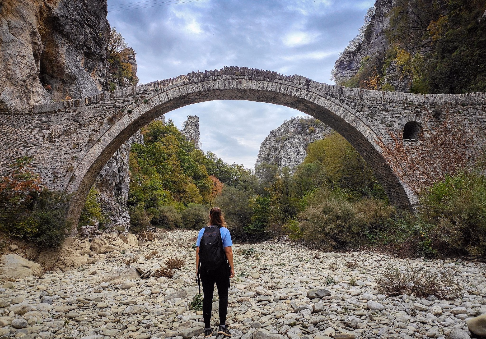 Eine Frau Steht Vor Der Kokkorou Brücke