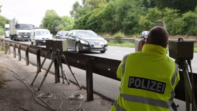 Polizist Bei Geschwindigkeitskontrolle
