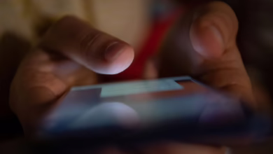 Ein Mann Tippt Auf Einem Smartphone